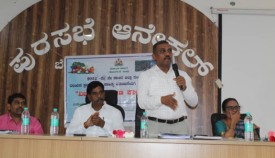 <div class="paragraphs"><p>ಆನೇಕಲ್ ಪುರಸಭೆಯ ಸಭಾಂಗಣದಲ್ಲಿ ತೋಟಗಾರಿಕೆ ಇಲಾಖೆ, ಹಸಿರು ಮನೆ ಬೆಳೆಗಾರರ ಸಂಘದ ವತಿಯಿಂದ ಹೂ ಬೆಳೆ ಬೇಸಾಯ ಮತ್ತು ತೋಟಗಾರಿಕೆಯಲ್ಲಿ ಸಮಗ್ರ ವ್ಯವಸಾಯ ವಿಚಾರ ಸಂಕಿರಣವನ್ನುದ್ದೇಶಿಸಿ ತೋಟಗಾರಿಕೆ ಇಲಾಖೆಯ ಅಪರ ನಿರ್ದೇಶಕ ಕೆ.ಮಂಡಿ ಮಾತನಾಡಿದರು</p></div>