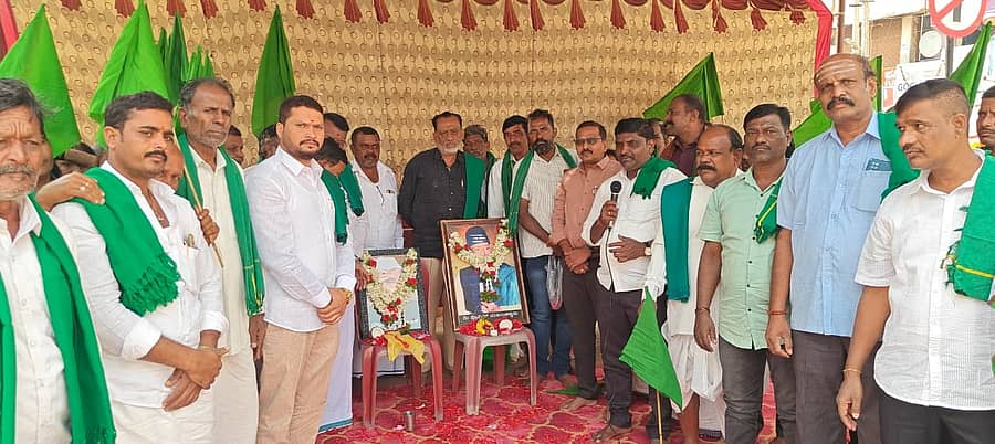 ಹೊಸಪೇಟೆಯಲ್ಲಿ ಮಂಗಳವಾರ ರೈತ ಸಂಘದ ವತಿಯಿಂದ ರೈತರ ದಿನ ಆಚರಿಸಲಾಯಿತು