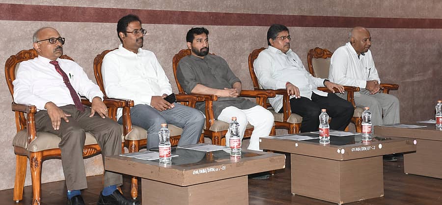 ದಾವಣಗೆರೆಯ ಜಿಎಂ ವಿಶ್ವವಿದ್ಯಾಲಯದಲ್ಲಿ ‘ಯುವಜನ – ಒಂದು ರಾಷ್ಟ್ರ, ಒಂದು ಚುನಾವಣೆ’ ಕುರಿತು ಮಂಗಳವಾರ ಏರ್ಪಡಿಸಿದ್ದ ಜಾಗೃತಿ ಕಾರ್ಯಕ್ರಮದಲ್ಲಿ ಕುಲಸಚಿವ ಸುನೀಲ್ ಕುಮಾರ್ ಬಿ.ಎಸ್., ಬಿಜೆಪಿ ಮುಖಂಡ ಜಿ.ಎಸ್. ಅನಿತ್ ಕುಮಾರ್, ಬಿಜೆಪಿ ರಾಷ್ಟ್ರೀಯ ಕಾರ್ಯದರ್ಶಿ ಅನಿಲ್ ಕೆ. ಆಂಟನಿ, ವಿಧಾನಪರಿಷತ್ ಸದಸ್ಯ ಕೆ.ಎಸ್. ನವೀನ್ ಪಾಲ್ಗೊಂಡಿದ್ದರು