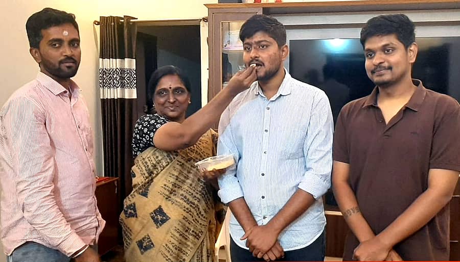 ಯುಪಿಎಸ್ ಸಿ (ಸಿಎಂಎಸ್) ಪರೀಕ್ಷೆಯಲ್ಲಿ ರ್ಯಾಂಕ್ ಪಡೆದಿರುವ ಹೂವಿನಹಡಗಲಿಯ ಡಾ. ನಿಖಿಲ್ ಅವರಿಗೆ ತಾಯಿ ಡಾ.ಕೊಟ್ರಮ್ಮ ಸಿಹಿ ತಿನ್ನಿಸಿದರು