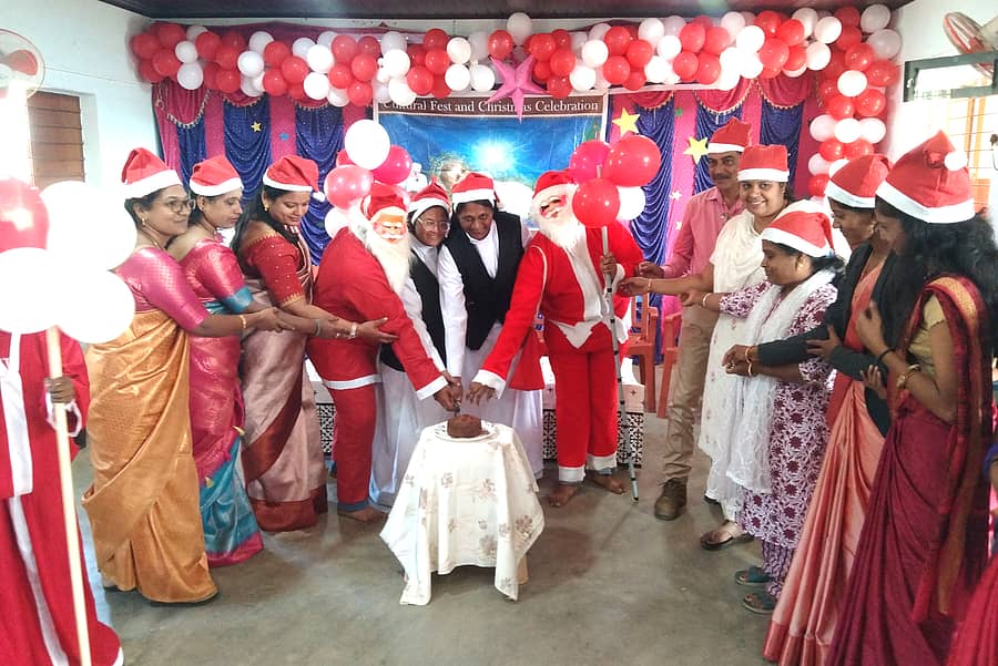 ನರಸಿಂಹರಾಜಪುರ ತಾಲ್ಲೂಕು ಮೆಣಸೂರಿನ ಮೌಂಟ್ ಕಾರ್ಮೆಲ್ ಪದವಿ ಪೂರ್ವ ಕಾಲೇಜಿನಲ್ಲಿ ಮಂಗಳವಾರ ನಡೆದ ಕ್ರಿಸ್ಮಸ್ ಹಬ್ಬ ಸಂಭ್ರಮಾಚರಣೆಗೆ ಪ್ರಾಂಶುಪಾಲೆ ಸಿಸ್ಟರ್ ಶುಭಾ ಚಾಲನೆ ನೀಡಿದರು. ಸಿಸ್ಟರ್ ಟೀನಾ ಭಾಗವಹಿಸಿದ್ದರು