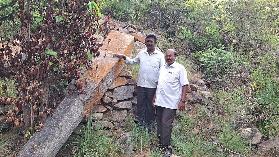 <div class="paragraphs"><p>ಶಿಡ್ಲಘಟ್ಟ ತಾಲ್ಲೂಕಿನ ಬಚ್ಚನಹಳ್ಳಿ ಬಳಿಯ ಗೋಪಮ್ಮನಬೆಟ್ಟದ ಮೇಲಿನ ಗರಡಗಂಭವನ್ನು ನಿಧಿಯ ಆಸೆಗೆ ಉರುಳಿಸಲಾಗಿದೆ</p></div>