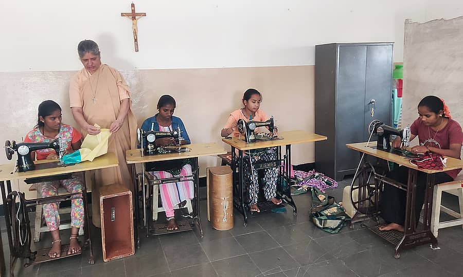 ಕಂಪ್ಲಿ ತಾಲ್ಲೂಕು ಪ್ರಭುಕ್ಯಾಂಪ್ ಸಹಾಯಮಾತಾ ಆಶ್ರಮದಲ್ಲಿ ಸಿಸ್ಟರ್ ವೆರೋನಿಕಾ ಯುವತಿಯರಿಗೆ ಹೊಲಿಗೆ ತರಬೇತಿ ಶಿಕ್ಷಣ ನೀಡುತ್ತಿರುವ ದೃಶ್ಯ