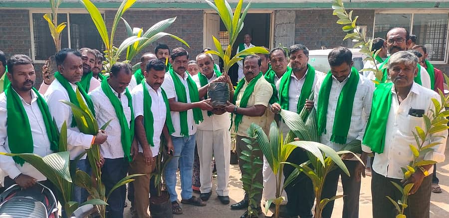 ರೈತ ದಿನಾಚರಣೆ ಅಂಗವಾಗಿ ರಾಮನಗರದ ಎಪಿಎಂಸಿಯಲ್ಲಿರುವ ರೈತ ಭವನದಲ್ಲಿ ರೈತ ಸಂಘದ ಅಧ್ಯಕ್ಷ ತುಂಬೇನಹಳ್ಳಿ ಶಿವಕುಮಾರ್ ಅವರು ಸಾರ್ವಜನಿಕರಿಗೆ ತೆಂಗಿನ ಸಸಿಗಳನ್ನು ವಿತರಿಸಿದರು. ಸಂಘದ ತಾಲ್ಲೂಕು ಅಧ್ಯಕ್ಷ ನರಸಿಂಹಮೂರ್ತಿ ಹಾಗೂ ಪದಾಧಿಕಾರಿಗಳು ಇದ್ದಾರೆ