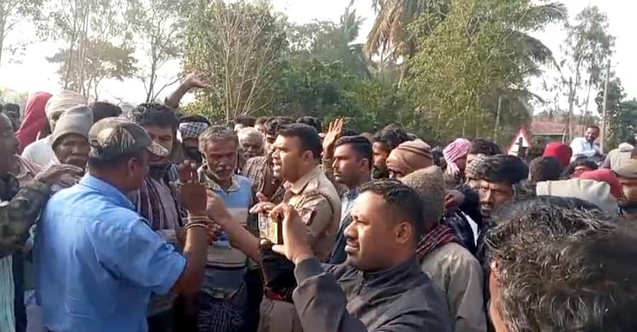 <div class="paragraphs"><p>ಹಲಗೂರು ಸಮೀಪದ ನಡಕಲಪುರ ಗೇಟ್ ಬಳಿ ಸಂಭವಿಸಿದ ಅಪಘಾತದಲ್ಲಿ ಎತ್ತು ಮೃತಪಟ್ಟಿದ್ದರಿಂದ ಸಾರ್ವಜನಿಕರು ಪ್ರತಿಭಟನೆ ನಡೆಸಿದರು</p></div>