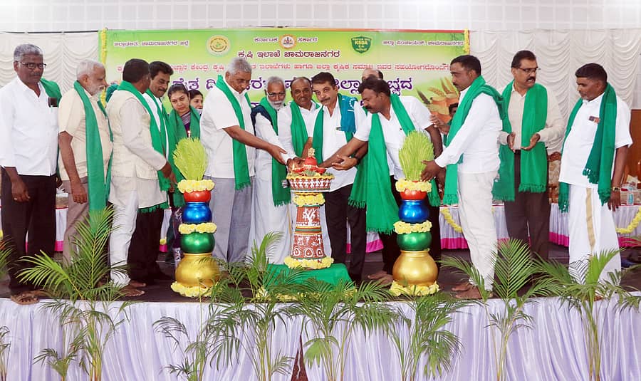 ಚಾಮರಾಜನಗರ ಡಾ.ಬಿ.ಆರ್.ಅಂಬೇಡ್ಕರ್ ಭವನದಲ್ಲಿ ಜಿಲ್ಲಾಡಳಿತ, ಜಿಲ್ಲಾ ಪಂಚಾಯಿತಿ, ಕೃಷಿ ಇಲಾಖೆ ಸಹಯೋಗದಲ್ಲಿ ಆಯೋಜಿಸಿದ್ದ ರೈತರ ದಿನಾಚರಣೆ ಮತ್ತು ಜಿಲ್ಲಾಮಟ್ಟದ ಸಿರಿಧಾನ್ಯ ಹಬ್ಬವನ್ನು ಜಿಲ್ಲಾ ಉಸ್ತುವಾರಿ ಸಚಿವ ಕೆ.ವೆಂಕಟೇಶ್ ಉದ್ಘಾಟಿಸಿದರು