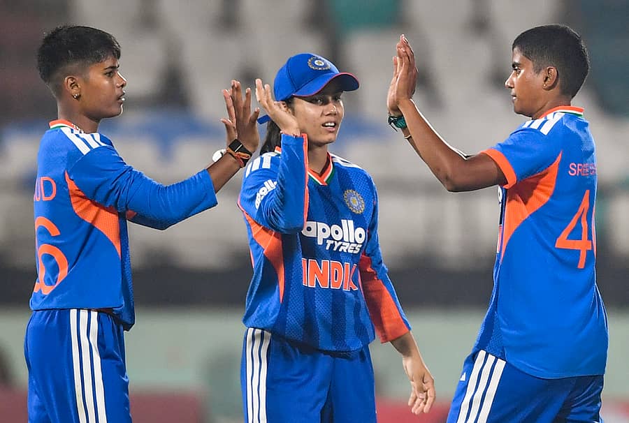 ಭಾರತ ಮಹಿಳಾ ಕ್ರಿಕೆಟ್ ತಂಡದ ಕ್ರಾಂತಿ ಗೌಡ, ವೈಷ್ಣವಿ ಶರ್ಮಾ ಮತ್ತು ಶ್ರೀ ಚರಣಿ –ಪಿಟಿಐ ಚಿತ್ರ