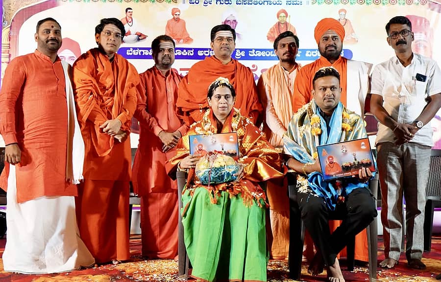 ಬೆಳಗಾವಿ ತಾಲ್ಲೂಕಿನ ಅರಳಿಕಟ್ಟಿ ಗ್ರಾಮದಲ್ಲಿ ನಡೆದ ‘ಅರಳಿಕಟ್ಟಿ ಸಂಭ್ರಮ’ದಲ್ಲಿ ಸಚಿವೆ ಲಕ್ಷ್ಮಿ ಹೆಬ್ಬಾಳಕರ ಹಾಗೂ ವಿಧಾನ ಪರಿಷತ್‌ ಸದಸ್ಯ ಚನ್ನರಾಜ ಹಟ್ಟಿಹೊಳಿ ಅವರನ್ನು ಪೂಜ್ಯರು, ಮುಖಂಡರು ಸನ್ಮಾನಿಸಿದರು