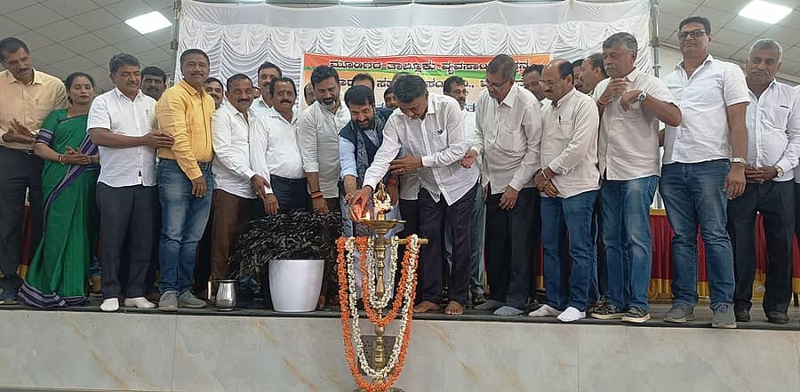 ಮೂಡಿಗೆರೆಯಲ್ಲಿ ಎನ್‌ಡಿಎ ಜನಪ್ರತಿನಿಧಿಗಳು, ಮುಖಂಡರು, ಕಾರ್ಯಕರ್ತರಿಗೆ ಏರ್ಪಡಿಸಿದ್ದ ಅಭಿನಂದನಾ ಸಮಾರಂಭವನ್ನು ವಿಧಾನ ಪರಿಷತ್ ಉಪ ಸಭಾಪತಿ ಎಂ.ಕೆ. ಪ್ರಾಣೇಶ್ ಉದ್ಘಾಟಿಸಿದರು