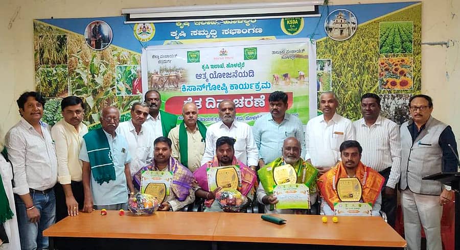 ಹೊಳಲ್ಕೆರೆಯಲ್ಲಿ ಮಂಗಳವಾರ ನಡೆದ ರೈತ ದಿನಾಚರಣೆ ಕಾರ್ಯಕ್ರಮದಲ್ಲಿ ಸಹಾಯಕ ಕೃಷಿ ನಿರ್ದೇಶಕ ಚಂದ್ರಕುಮಾರ್ ಪ್ರಗತಿಪರ ರೈತರನ್ನು ಸನ್ಮಾನಿಸಿದರು.