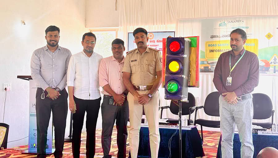 ವಿಟ್ಲದ ಕಂಬಳಬೆಟ್ಟು ಜನಪ್ರಿಯ ಸೆಂಟ್ರಲ್ ಶಾಲೆಯಲ್ಲಿ ಪ್ರಜಾವಾಣಿ ಹಾಗೂ ವಿಟ್ಲ ಪೊಲೀಸ್ ಠಾಣೆಯ ಸಹಯೋಗದಲ್ಲಿ ಹಮ್ಮಿಕೊಂಡಿದ್ದ ರಸ್ತೆ ಸುರಕ್ಷತೆ ಮತ್ತು ಸಂಚಾರ ನಿಯಮಗಳ ಕುರಿತು ಜಾಗೃತಿ ಕಾರ್ಯಕ್ರಮವನ್ನು ಪಿಎಸ್ಐ ರಾಮಕೃಷ್ಣ ಉದ್ಘಾಟಿಸಿದರು
