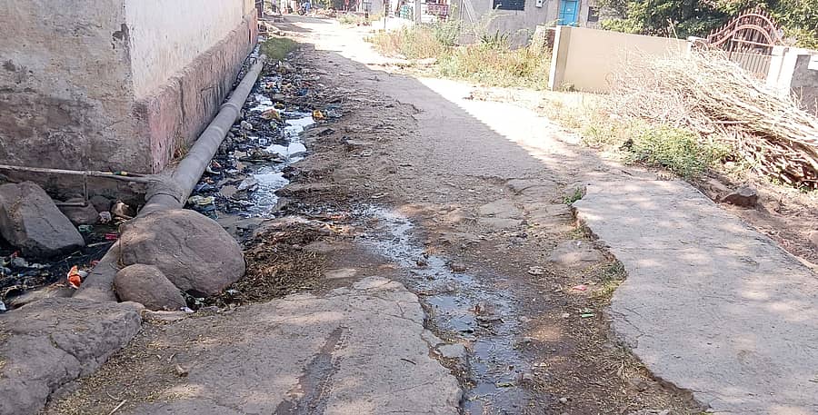 ತೇರದಾಳದ ದೇವರಾಜ ನಗರದ ವಾರ್ಡ್ ಸಂಖ್ಯೆ 7ರ ನೂಲಿ ಚಂದಯ್ಯ ಸಮುದಾಯ ಭವನದ ಬಳಿ ಪೈಪ್ ಅಳವಡಿಸಲು ಚರಂಡಿ ಬದಿ ರಸ್ತೆ ಅಗೆದು ಮುಚ್ಚದ ಕಾರಣ ರಸ್ತೆಯೇ ಚರಂಡಿಯಂತಾಗಿದೆ