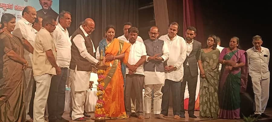 ಕಾರ್ಯಕ್ರಮವನ್ನು ಎಚ್.ಎಂ.ರೇವಣ್ಣ ಮಂಗಳೂರಿನಲ್ಲಿ ಮಂಗಳವಾರ ಉದ್ಘಾಟಿಸಿದರು. ಮಮತಾ ಗಟ್ಟಿ, ಹರೀಶ್ ಕುಮಾರ್, ಭರತ್ ಮುಂಡೋಡಿ, ಮಂಜುನಾಥ ಭಂಡಾರಿ, ಪುಷ್ಪಾ ಅಮರನಾಥ್, ಎಂ.ಎ.ಗಫೂರ್, ಟಇ.ಎಂ.ಶಹೀದ್, ವಿಶ್ವಾಸ್ದಾಸ್, ನರ್ವಾಡೆ ವಿನಾಯಕ ಕಾರ್ಬಾರಿ ಮತ್ತಿತರರು ಭಾಗವಹಿಸಿದ್ದರು