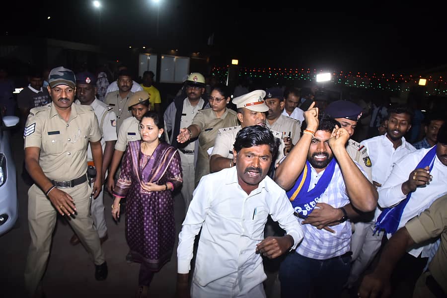 ಹುಬ್ಬಳ್ಳಿಯ ವಿವೇಕಾನಂದ ಆಸ್ಪತ್ರೆಯಲ್ಲಿ ಚಿಕಿತ್ಸೆ ಪಡೆಯುತ್ತಿರುವ ಗಾಯಾಳುಗಳ ಆರೋಗ್ಯ ವಿಚಾರಿಸಲು ಬಂದ ಜಿಲ್ಲಾಧಿಕಾರಿ ದಿವ್ಯಪ್ರಭು ಅವರಿಗೆ ದಲಿತ ವಿಮೋಚನಾ ಸಮಿತಿ ಸದಸ್ಯರು ಧಿಕ್ಕಾರ ಕೂಗಿ ಆಕ್ರೋಶ ವ್ಯಕ್ತಪಡಿಸಿದರು