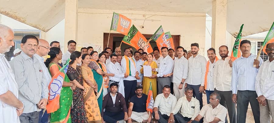 ಸೊರಬ ತಾಲ್ಲೂಕು ಬಿಜೆಪಿ ಮಂಡಲದ ವತಿಯಿಂದ ಪ್ರತಿಭಟನಾ ಮೆರೆವಣಿಗೆ ನಡೆಸಿ ತಹಶೀಲ್ದಾರ್ ಕಚೇರಿಗೆ ತೆರಳಿ ಮನವಿ ಸಲ್ಲಿಸಲಾಯಿತು