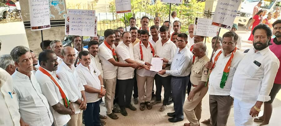 ಎಚ್.ಡಿ.ಕೋಟೆ ಪಟ್ಟಣದ ವಿಧಾನಸೌಧದ ಆವರಣದಲ್ಲಿ ಬಿಜೆಪಿ ತಾಲ್ಲೂಕು ಘಟಕದಿಂದ ಮಂಗಳವಾರ ಪ್ರತಿಭಟನೆ ನಡೆಸಿ, ತಹಶೀಲ್ದಾರ್ ಶ್ರೀನಿವಾಸ ಅವರಿಗೆ ಮನವಿ ಪತ್ರ ನೀಡಿದರು
