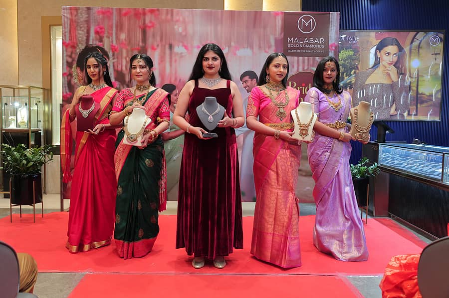 ಹುಬ್ಬಳ್ಳಿಯ ಯು ಮಾಲ್ನಲ್ಲಿರುವ ಮಲಬಾರ್ ಗೋಲ್ಡ್ ಆ್ಯಂಡ್ ಡೈಮಂಡ್ನಲ್ಲಿ ಬ್ರೈಡ್ಸ್ ಆಫ್ ಇಂಡಿಯಾ ಅಭಿಯಾನದ ಪ್ರಯುಕ್ತ ರೂಪದರ್ಶಿಯರು ಚಿನ್ನಾಭರಣಗಳನ್ನು ಪ್ರದರ್ಶಿಸಿದರು