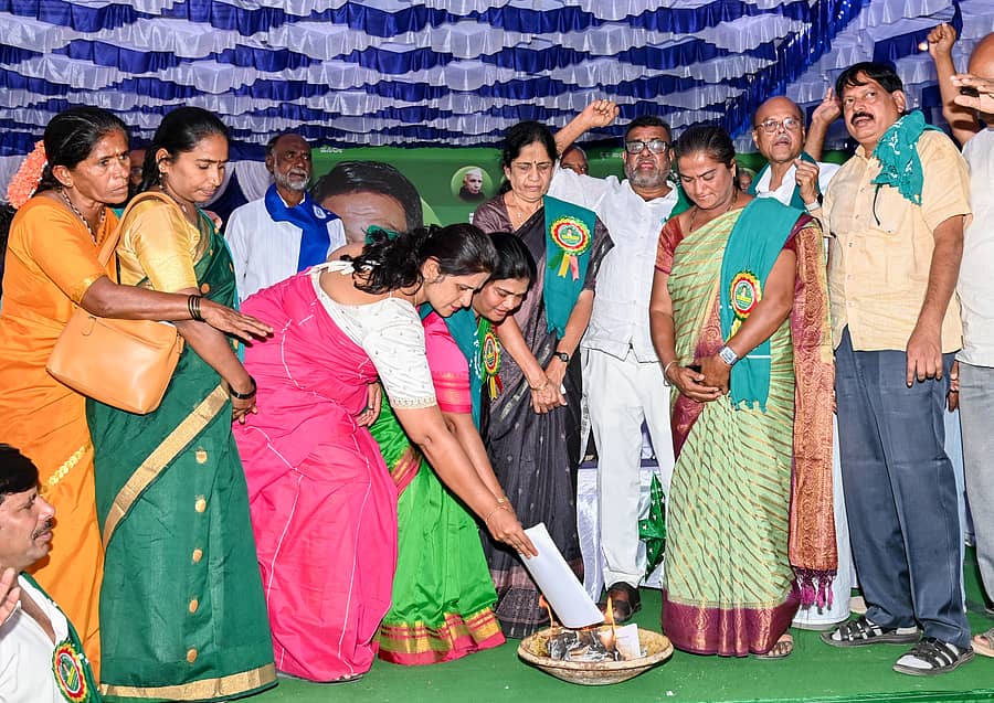 ಇಲವಾಲದಲ್ಲಿ ಕರ್ನಾಟಕ ರಾಜ್ಯ ರೈತ ಸಂಘ ಆಯೋಜಿಸಿದ್ದ ರೈತ ದಿನಾಚರಣೆಯಲ್ಲಿ ಸುನಿತಾ ಪುಟ್ಟಣ್ಣಯ್ಯ ಅವರು ರೈತ ವಿರೋಧಿ ಕಾಯ್ದೆಗಳ ಪ್ರತಿ ಸುಟ್ಟರು – ಪ್ರಜಾವಾಣಿ ಚಿತ್ರ: ಅನೂಪ್ ರಾಘ ಟಿ.