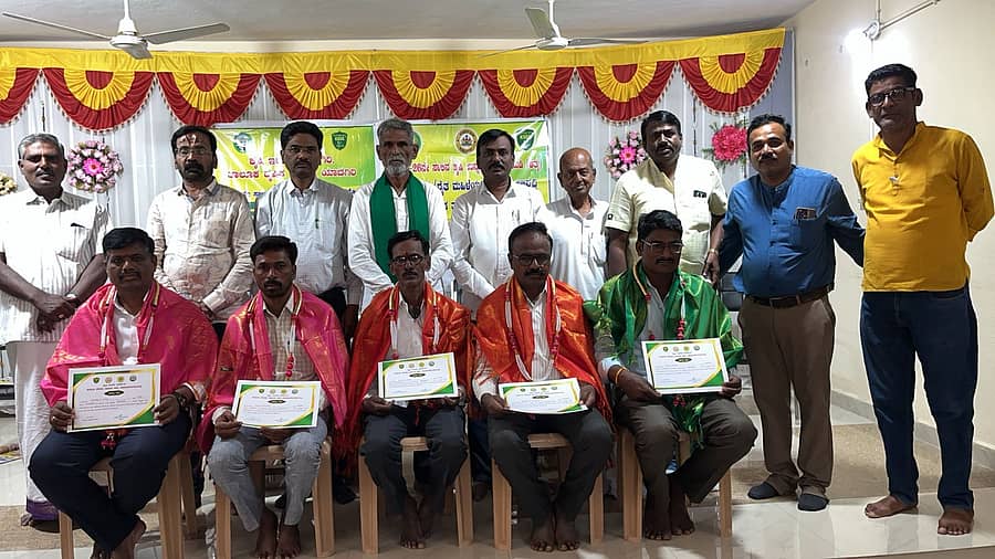 ಯಾದಗಿರಿಯಲ್ಲಿ ಮಂಗಳವಾರ ನಡೆದ ರಾಷ್ಟ್ರೀಯ ರೈತರ ದಿನಾಚರಣೆ ಕಾರ್ಯಕ್ರಮದಲ್ಲಿ ಐವರು ಅತ್ಯುತ್ತಮ ರೈತರನ್ನು ಸನ್ಮಾನಿಸಲಾಯಿತು