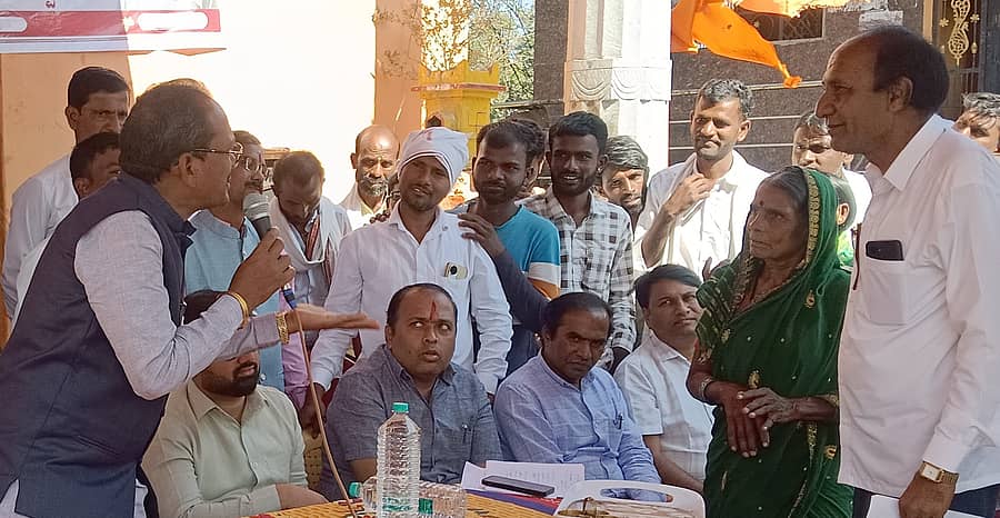 ಔರಾದ್ ತಾಲ್ಲೂಕಿನ ನಂದ್ಯಾಳದಲ್ಲಿ ನಡೆದ ಗ್ರಾಮ ಸಂಚಾರ ಸಭೆಯಲ್ಲಿ ಶಾಸಕ ಪ್ರಭು ಚವಾಣ್ ಜನರೊಂದಿಗೆ ಚರ್ಚಿಸಿದರು