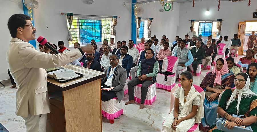 ಹಾವೇರಿ ಕಾಗಿನೆಲೆ ರಸ್ತೆಯಲ್ಲಿರುವ ಬೇತೇಲ್ ಚರ್ಚ್ನಲ್ಲಿ ಸೋಮವಾರ ಹಮ್ಮಿಕೊಂಡಿದ್ದ ‘ಜಿಲ್ಲಾ ಪಾಸ್ಟರ್ಸ್ ಕುಟುಂಬದವರ ಕ್ರಿಸ್ಮಸ್ ಸಂಭ್ರಮಾಚರಣೆ–2025’ ಕಾರ್ಯಕ್ರಮದಲ್ಲಿ ಪಾಸ್ಟರ್ ಪ್ರಕಾಶ ನಾಯ್ಕ ಮಾತನಾಡಿದರು