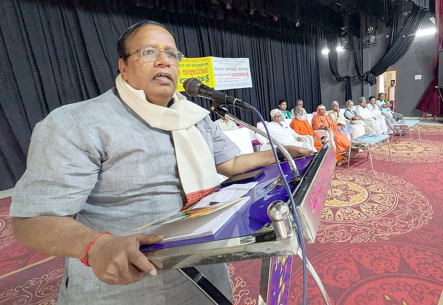 ಸಿಂಧನೂರಿನ ಟೌನ್ಹಾಲ್ನಲ್ಲಿ ಮಂಗಳವಾರ ನಡೆದ ಪೂರ್ವಭಾವಿ ಸಭೆಯಲ್ಲಿ ರಾಷ್ಟ್ರೀಯ ಸ್ವಾಭಿಮಾನ ಆಂದೋಲನ ಅಧ್ಯಕ್ಷ ಬಸವರಾಜ ಪಾಟೀಲ್ ವೀರಾಪೂರ ಮಾತನಾಡಿದರು