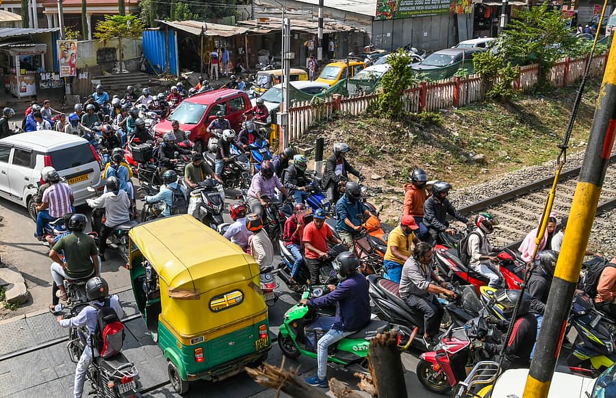 ಕಗ್ಗದಾಸಪುರ ರೈಲ್ವೆಗೇಟ್‌ ಬಳಿ ವಿಪರೀತ ವಾಹನದಟ್ಟಣೆ ಉಂಟಾಗಿರುವುದು
ಪ್ರಜಾವಾಣಿ ಚಿತ್ರ: ಎಂ.ಎಸ್. ಮಂಜುನಾಥ್