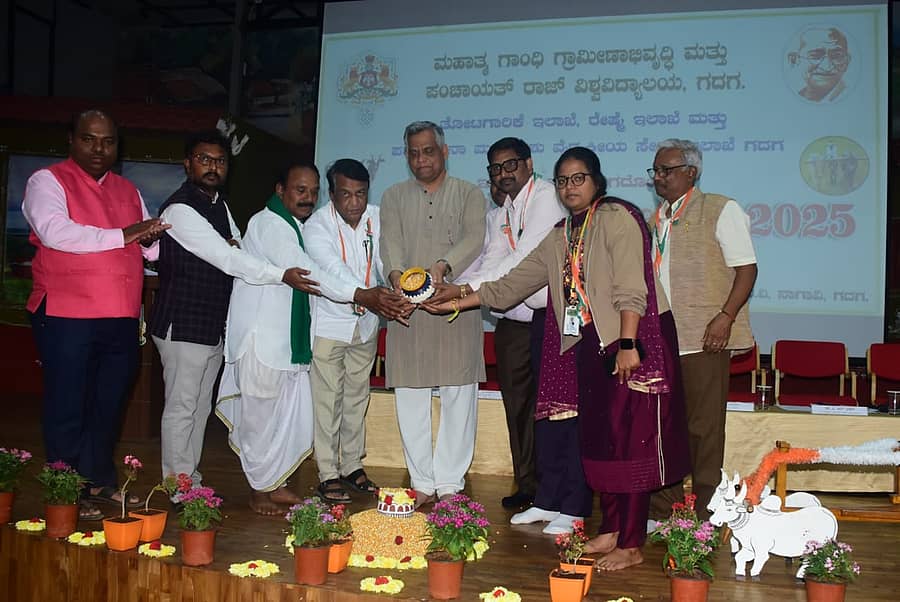 ಗದುಗಿನ ಮಹಾತ್ಮ ಗಾಂಧಿ ಗ್ರಾಮೀಣಾಭಿವೃದ್ಧಿ ಮತ್ತು ಪಂಚಾಯತ್ ರಾಜ್ ವಿಶ್ವವಿದ್ಯಾಲಯದಲ್ಲಿ ಮಂಗಳವಾರ ನಡೆದ ರಾಷ್ಟ್ರೀಯ ರೈತ ದಿನಾಚರಣೆಯನ್ನು ಪ್ರಭಾರ ಕುಲಪತಿ ಪ್ರೊ. ಸುರೇಶ ವಿ.ನಾಡಗೌಡರ ಉದ್ಘಾಟಿಸಿದರು