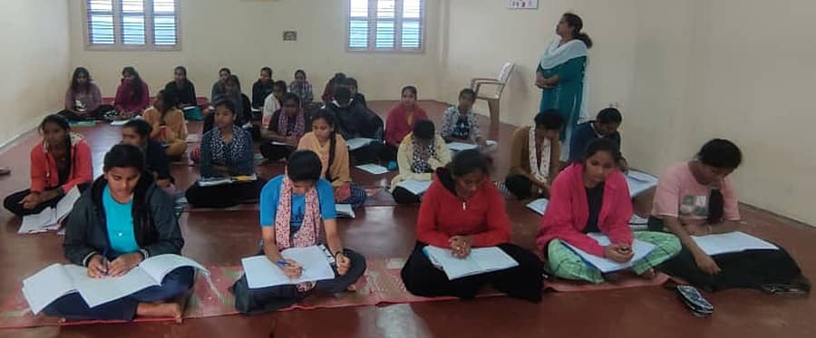 <div class="paragraphs"><p>ಚಿತ್ರದುರ್ಗದ ಡಾ.ಬಿ.ಆರ್.ಅಂಬೇಡ್ಕರ್ ಸರ್ಕಾರಿ ಮೆಟ್ರಿಕ್ ನಂತರದ ಬಾಲಕಿಯರ ‘ಸಿ’ ವಿದ್ಯಾರ್ಥಿ ನಿಲಯದಲ್ಲಿ ನಡೆದ ವಿಶೇಷ ತರಗತಿಯಲ್ಲಿ ಪಾಲ್ಗೊಂಡಿದ್ದ ವಿದ್ಯಾರ್ಥಿನಿಯರು </p></div>