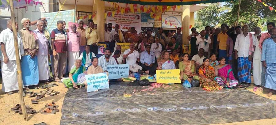 <div class="paragraphs"><p>ಗೆಜ್ಜಲಗೆರೆಯನ್ನು ಮದ್ದೂರು ನಗರಸಭೆಯಿಂದ ಕೈಬಿಡಲು ಆಗ್ರಹಿಸಿ ತಾಲ್ಲೂಕಿನ ಗೆಜ್ಜಲಗೆರೆ ಗ್ರಾ.ಪಂ. ಕಾರ್ಯಾಲಯದ ಮುಂದೆ ಸೋಮವಾರ ರೈತ ಸಂಘದ ಮುಖಂಡರು ಹಾಗೂ ಗ್ರಾಮಸ್ಥರು ಅನಿರ್ದಿಷ್ಟಾವಧಿ ಪ್ರತಿಭಟನೆ ಆರಂಭಿಸಿದರು</p></div>