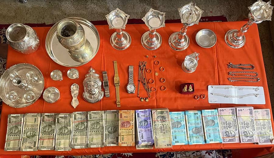 <div class="paragraphs"><p>ಬಸವನ ಬಾಗೇವಾಡಿ ತಾಲ್ಲೂಕಿನ ಕೃಷಿ ಇಲಾಖೆ ಸಹಾಯಕ ನಿರ್ದೇಶಕ ಮಲ್ಲಪ್ಪ ಯರಝರಿ ಮನೆ, ಫಾರ್ಮ್ ಹೌಸ್, ಕಚೇರಿ ಮೇಲೆ ಲೋಕಾಯುಕ್ತ ಅಧಿಕಾರಿಗಳು ದಾಳಿ ನಡೆಸಿ ಪತ್ತೆ ಹಚ್ಚಿರುವ ಚಿನ್ನ, ಬೆಳ್ಳಿ ವಸ್ತು ಮತ್ತು ನಗದು </p></div>