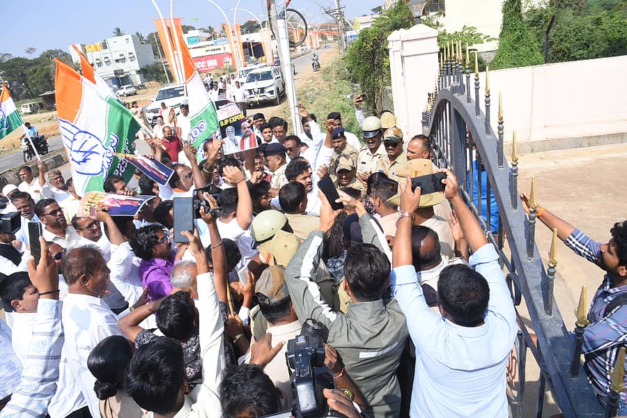 ಹಾವೇರಿಯಲ್ಲಿರುವ ಬಿಜೆಪಿ ಜಿಲ್ಲಾ ಕಚೇರಿಗೆ ಮಂಗಳವಾರ ಮುತ್ತಿಗೆ ಹಾಕಲು ಯತ್ನಿಸಿದ ಕಾಂಗ್ರೆಸ್ ಕಾರ್ಯಕರ್ತರನ್ನು ಪೊಲೀಸರು ತಡೆದು ನಿಲ್ಲಿಸಿದರು