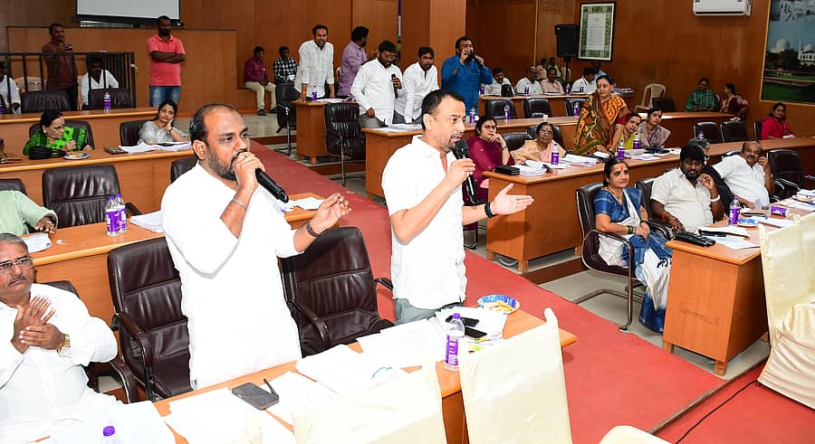 ಕಲಬುರಗಿಯ ಮಹಾನಗರ ಪಾಲಿಕೆ ಸಾಮಾನ್ಯ ಸಭೆಯಲ್ಲಿ ಸದಸ್ಯರಾದ ಶೇಖ ಅಜ್ಮಲ್ ಗೋಲಾ ಹಾಗೂ ಸಚಿನ್ ಶಿರವಾಳ ಮಾತನಾಡಿದರು