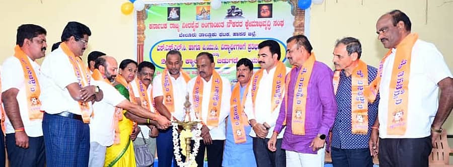 ಬೇಲೂರಿನಲ್ಲಿ ವೀರಶೈವ,ಲಿಂಗಾಯತ ನೌಕರರ ಕ್ಷೇಮಾಭಿವೃದ್ಧಿ ಸಂಘ ತಾಲ್ಲೂಕು ಘಟಕ ಈಚೆಗೆ ಆಯೋಜಿಸಿದ್ದ, ವಿದ್ಯಾರ್ಥಿಗಳ ಪ್ರತಿಭಾ ಪುರಸ್ಕಾರವನ್ನು ಜೆಡಿಎಸ್ ಜಿಲ್ಲಾಘಟಕದ ಅಧ್ಯಕ್ಷ ಕೆ.ಎಸ್. ಲಿಂಗೇಶ್ ಉದ್ಘಾಟಿಸಿದರು. ಬಿಜೆಪಿ ಮುಖಂಡ ಬೆಣ್ಣೂರು ರೇಣುಕುಮಾರ್ ಪಾಲ್ಗೊಂಡಿದ್ದರು.