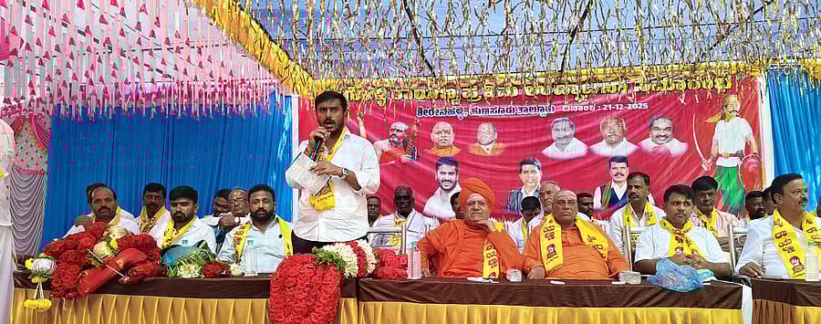 ಹುಣಸೂರು ತಾಲ್ಲೂಕಿನ ಗಾವಡಗೆರೆ ಹೋಬಳಿ ಶಿರೇನಹಳ್ಳಿಯಲ್ಲಿ ಸಂಗೊಳ್ಳಿ ರಾಯಣ್ಣ ಕಂಚಿನ ಪ್ರತಿಮೆ ಇತ್ತೀಚೆಗೆ ಅನಾವರಣಗೊಳಿಸಿದ ಶಾಸಕ ಜಿ.ಡಿ.ಹರೀಶ್‌ ಗೌಡ ಮಾತನಾಡಿದರು. ಮಾಜಿ ಶಾಸಕ ಎಚ್.ಪಿ.ಮಂಜುನಾಥ್‌ ಹಾಗೂ ಮುಖಂಡರು ಭಾಗವಹಿಸಿದ್ದರು