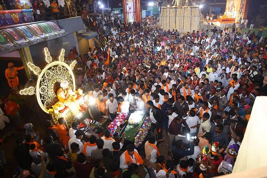 ಭಾಲ್ಕಿ ತಾಲ್ಲೂಕಿನ ಖಟಕಚಿಂಚೋಳಿ ಗ್ರಾಮದಲ್ಲಿ ಜಹೀರಾಬಾದ್ ತಾಲ್ಲೂಕಿನ ಮಲ್ಲಯ್ಯಗಿರಿ, ದೇಗುಲಮಡಿ ಆಶ್ರಮದ ಪೀಠಾಧಿಪತಿ ಬಸವಲಿಂಗ ಅವಧೂತರ ಮೆರವಣಿಗೆ ನಡೆಯಿತು