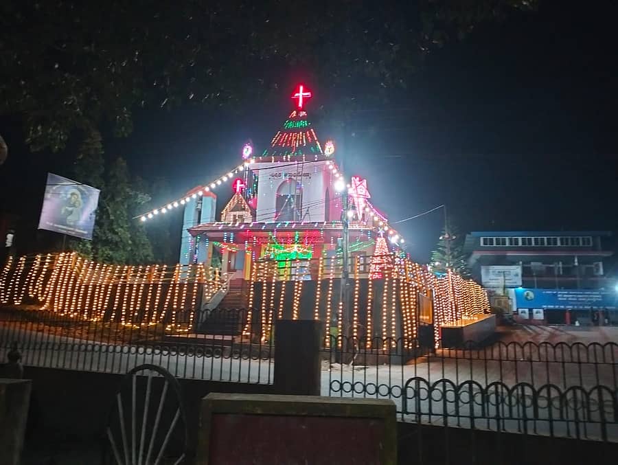 ಸುಂಟಿಕೊಪ್ಪ ಸಂತ ಅಂತೋಣಿ ದೇವಾಲಯದಲ್ಲಿ ಕ್ರಿಸ್ಮಸ್ ಹಬ್ಬದ ಪ್ರಯುಕ್ತ ವಿದ್ಯುತ್ ದೀಪಗಳಿಂದ ಅಲಂಕರಿಸಲಾಗಿದೆ