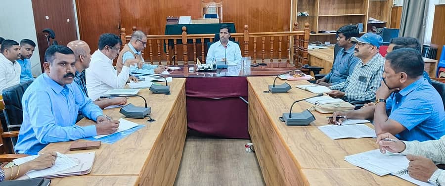 ಜಿಲ್ಲಾಧಿಕಾರಿ ಕಚೇರಿ ಸಭಾಂಗಣದಲ್ಲಿ ನಡೆದ ವಸತಿ ಶಾಲೆಗಳಲ್ಲಿನ ಮೂಲ ಸೌಲಭ್ಯ ಕೊರತೆ ಬಗ್ಗೆ ಜಿಲ್ಲಾಧಿಕಾರಿ ಕುಮಾರ, ಅಧಿಕಾರಿಗಳ ಜೊತೆ ಸಭೆ ನಡೆಸಿದರು