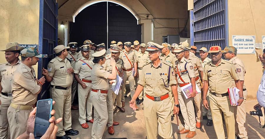 <div class="paragraphs"><p>ಮಂಗಳೂರು ಕಾರಾಗೃಹವನ್ನು ಪರಿಶೀಲಿಸಿದ</p><p></p></div>