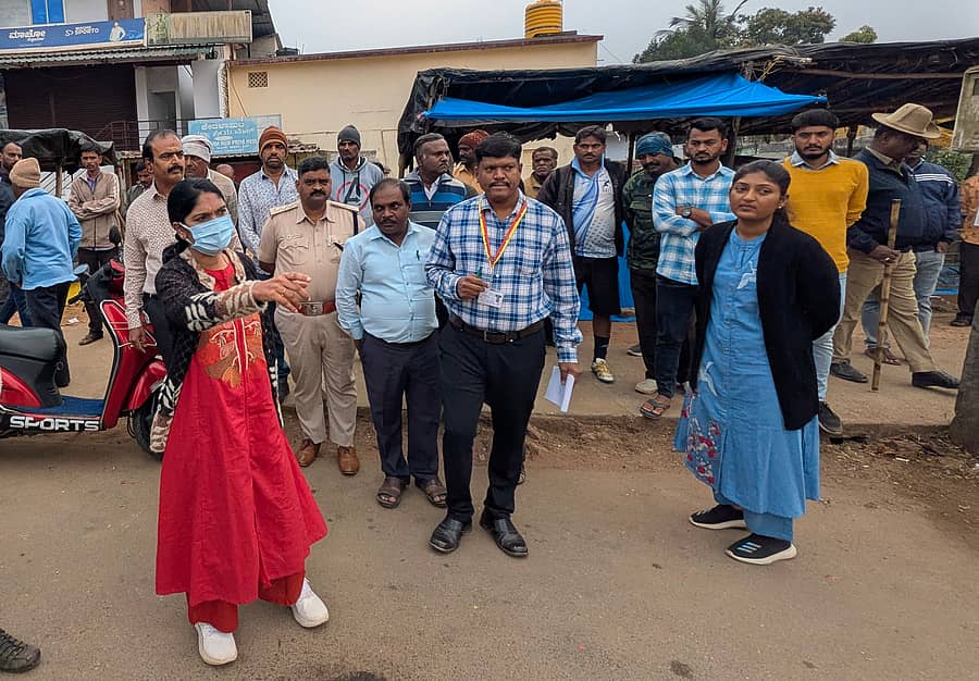 ಮಂಗಳವಾರ ಸಕಲೇಶಪುರಕ್ಕೆ ಭೇಟಿ ನೀಡಿದ ಜಿಲ್ಲಾಧಿಕಾರಿ ಕೆ.ಎಸ್. ಲತಾಕುಮಾರಿ, ಹಳೆಯ ಬಸ್ ನಿಲ್ದಾಣದ ಬಳಿ ಪರಿಶೀಲನೆ ನಡೆಸಿದರು.