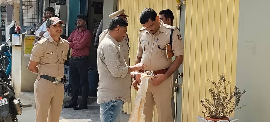 ಬೆಳ್ಳಿ ಕಳ್ಳತನ ನಡೆದಿರುವ ಅಂಗಡಿ ಬಳಿ ಪೊಲೀಸರ ಪರಿಶೀಲನೆ