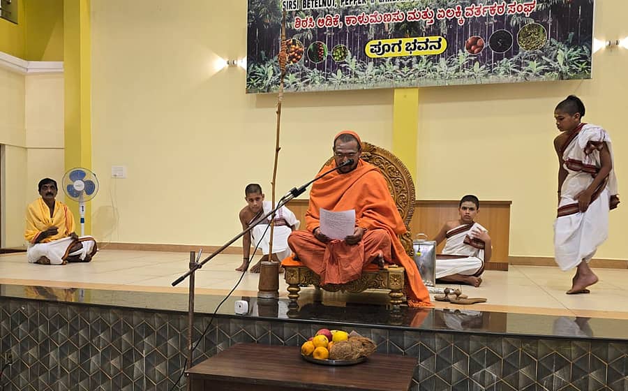 ಶಿರಸಿ ನಗರದ ಪೂಗಭವನದಲ್ಲಿ ಬೇಡ್ತಿ-ಅಘನಾಶಿನಿ ಕೊಳ್ಳ ಸಂರಕ್ಷಣಾ ಸಮಿತಿಯ ವಿಶೇಷ ಸಭೆಯಲ್ಲಿ ಗಂಗಾಧರೇಂದ್ರ ಸರಸ್ವತೀ ಸ್ವಾಮೀಜಿ ಮಾತನಾಡಿದರು