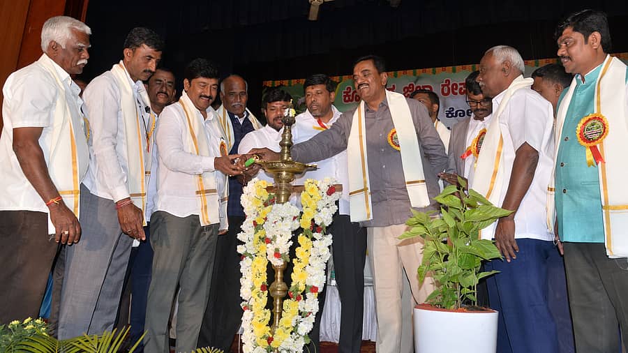 ಕೋಲಾರದಲ್ಲಿ ಮಂಗಳವಾರ ರೇಷ್ಮೆ ರೈತರ ದಿನಾಚರಣೆಯನ್ನು ಸಂಸದ ಎಂ.ಮಲ್ಲೇಶ್ ಬಾಬು ಉದ್ಘಾಟಿಸಿದರು. ಕೊತ್ತೂರು ಮಂಜುನಾಥ್, ಇಂಚರ ಗೋವಿಂದರಾಜು, ಎಂ.ಎಲ್.ಅನಿಲ್ ಕುಮಾರ್, ಅಧಿಕಾರಿಗಳು, ಸಂಘದ ಪದಾಧಿಕಾರಿಗಳು ಪಾಲ್ಗೊಂಡಿದ್ದರು