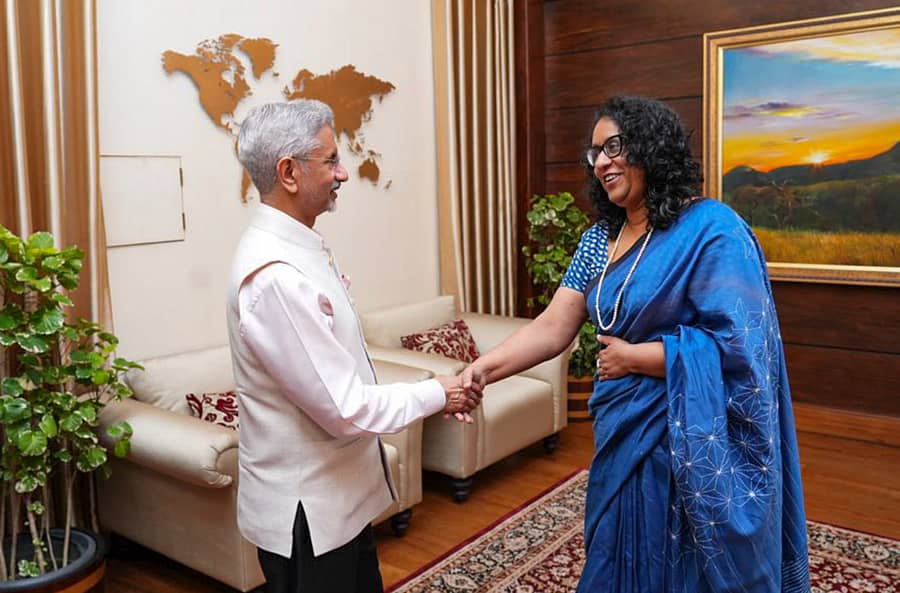 ವಿದೇಶಾಂಗ ಸಚಿವ ಎಸ್‌. ಜೈಶಂಕರ್‌ ಅವರು ಶ್ರೀಲಂಕಾ ಪ್ರಧಾನಿ ಹರಿಣಿ ಅಮರಸೂರ್ಯ ಅವರನ್ನು ಕೊಲಂಬೊದಲ್ಲಿ ಮಂಗಳವಾರ ಭೇಟಿಯಾಗಿ, ಮಾತುಕತೆ ನಡೆಸಿದರು – ಪಿಟಿಐ ಚಿತ್ರ