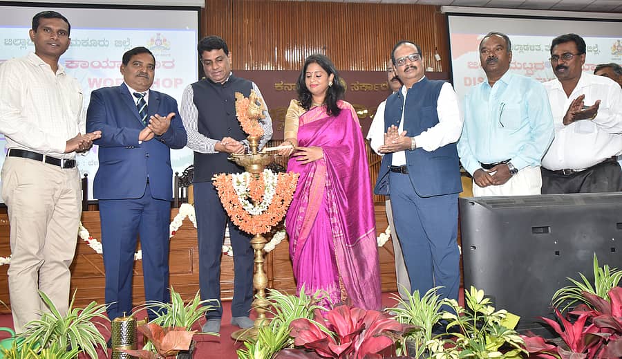 ತುಮಕೂರಿನಲ್ಲಿ ಮಂಗಳವಾರ ‘ಉತ್ತಮ ಆಡಳಿತ ವಾರ’ ಕಾರ್ಯಾಗಾರವನ್ನು ಜಿಲ್ಲಾಧಿಕಾರಿ ಶುಭ ಕಲ್ಯಾಣ್ ಉದ್ಘಾಟಿಸಿದರು. ಜಿ.ಪಂ ಸಿಇಒ ಜಿ.ಪ್ರಭು, ನಿವೃತ್ತ ಅಧಿಕಾರಿ ಜಯವಿಭವ ಸ್ವಾಮಿ, ಪಾಲಿಕೆ ಆಯುಕ್ತ ಯೋಗಾನಂದ ಇತರರು ಉಪಸ್ಥಿತರಿದ್ದರು