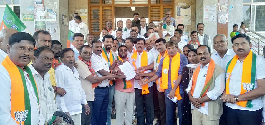 ದ್ವೇಷ ಭಾಷಣ ಮಸೂದೆ ಜಾರಿಗೊಳಿಸದಂತೆ ಒತ್ತಾಯಿಸಿ ತಿ.ನರಸೀಪುರ ಹಾಗೂ ವರುಣ ಕ್ಷೇತ್ರಗಳ ಬಿಜೆಪಿ ಮುಖಂಡರು ತಾಲ್ಲೂಕು ಕಚೇರಿ ಮುಂಭಾಗದಲ್ಲಿ ಪ್ರತಿಭಟನೆ ನಡೆಸಿ ತಹಶೀಲ್ದಾರ್ ಮೂಲಕ ರಾಜ್ಯಪಾಲರಿಗೆ ಮನವಿ ಸಲ್ಲಿಸಿದರು