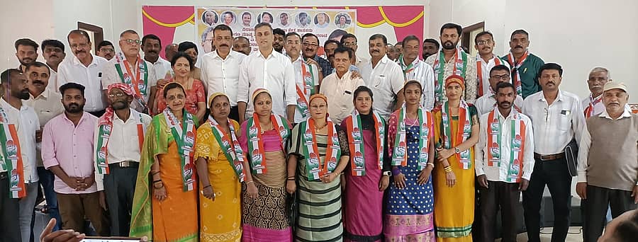 ವಿರಾಜಪೇಟೆಯ ಡಾ. ಅಂಬೇಡ್ಕರ್ ಭವನದಲ್ಲಿ ಮಂಗಳವಾರ ನಡೆದ ಕಾರ್ಯಕ್ರಮದಲ್ಲಿ ಮುಖ್ಯಮಂತ್ರಿ ಕಾನೂನು ಸಲಹೆಗಾರ ಎ.ಎಸ್.ಪೊನ್ನಣ್ಣ ಉಪಸ್ಥಿತಿಯಲ್ಲಿ ವಿವಿಧ ಪಕ್ಷಗಳ 100ಕ್ಕೂ ಅಧಿಕ ಮಂದಿ ಕಾಂಗ್ರೆಸ್ ಪಕ್ಷಕ್ಕೆ ಸೇರ್ಪಡೆಗೊಂಡರು