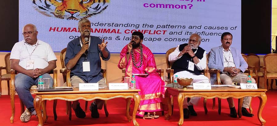 ಕಾಫಿ ಸಂಶೋಧನಾ ಕೇಂದ್ರದಲ್ಲಿ ಆಯೋಜಿಸಿದ್ದ ಶತಮಾನೋತ್ಸವ ಕಾರ್ಯಕ್ರಮದ ಗೋಷ್ಠಿಯಲ್ಲಿ ಕೇರಳ ವನ್ಯಜೀವಿ ಕಾರ್ಯಪಡೆ ಮುಖ್ಯಸ್ಥ ಪೌಲ್ ಮ್ಯಾಥ್ಯು ಮಾತನಾಡಿದರು