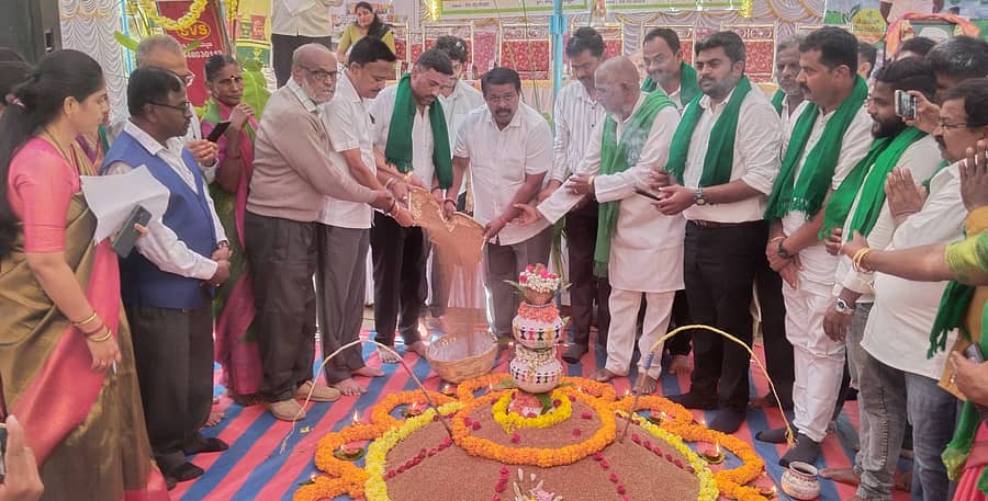 ಚನ್ನರಾಯಪಟ್ಟಣದಲ್ಲಿ ರಾಷ್ಟ್ರೀಯ ರೈತ ದಿನಾಚರಣೆ ಅಂಗವಾಗಿ ರಾಶಿ ಪೂಜೆಯನ್ನು ಶಾಸಕ ಸಿ.ಎನ್. ಬಾಲಕೃಷ್ಣ ಮಂಗಳವಾರ ನೆರವೇರಿಸಿದರು. ತಹಶೀಲ್ದಾರ್ ಜಿ.ಎಸ್. ಶಂಕರಪ್ಪ, ಎಚ್.ಎನ್. ಲೋಕೇಶ್ ಭಾಗವಹಿಸಿದ್ದರು