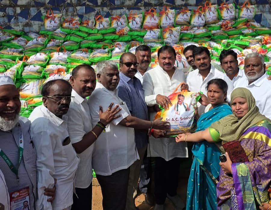 ಪುಲಿಕೇಶಿ ನಗರದ ಶಾಸಕ ಎ.ಸಿ. ಶ್ರೀನಿವಾಸ್ ಅವರು ಬಡ ಕುಟುಂಬಗಳಿಗೆ ದಿನಸಿ ಕಿಟ್ಗಳನ್ನು ವಿತರಿಸಿದರು.